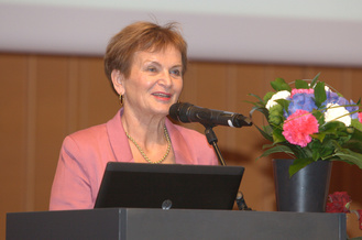 Kunniapuheenjohtaja Hannele Pokka.