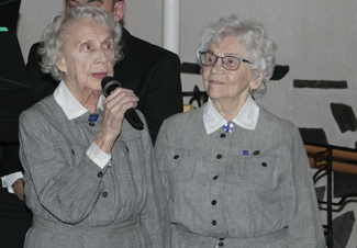 Lotta Alli Korva ja pikkulotta Bertta Niemi. Alli Korva lausuu Aleksis Kiven runon Suomenmaa.