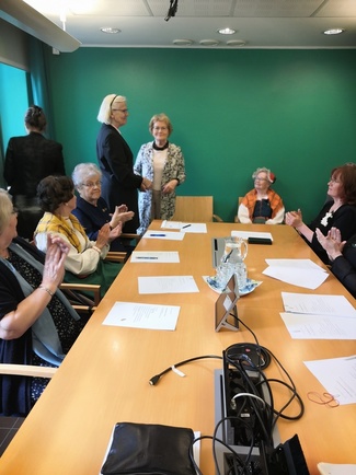 Riitta Vihriälä saa Suomen Lottaperinneliiton ansiomerkin Liiton puheenjohtajalta