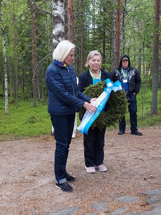 Lottaperinneliiton puheenjohtaja Maija Fredrikson ja yhdistyksemme puheenjohtaja Marja-Leena Laitinen laskivat seppeleen Mäntyvaaran taistelun muistomerkille.