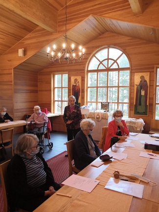 Lotta Alli Korva lausuu L. Onervaa yhdistyksen jäsenille