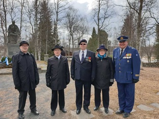 Kaatuneiden muistopäivänä 17.5.2020 Rovaniemen 1. hautausmaalla Vapaussodan muistopatsaalla. Kuvassa vasemmalta sotaveteraanit Arvi Räsänen ja Eino Piipponen, Vapauden ja Itsenäisyyden perinneliiton pj. Pasi Ruokanen, Lapin lottaperinneyhdistyksen sihteeri Hannele Simonen ja Rovaniemen varuskunnan komendantti kapteeni Petri Keihäskoski.