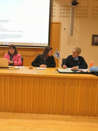 Syyskokous 2019 Rovaniemen hovioikeudessa. Keskellä kokouksen puheenjohtajana presidentti Marianne Wagner-Prenner, oikealla Hannele Simonen, vasemmalla Eila Kela.