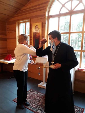 Lapin Ortodoksisen seurakunnan kirkkoherra Jaakko Vainiolle kiitokseksi yhdistyksen standaari