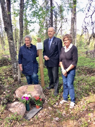 Nuoren lotan Elma Piittisjärven muistokivellä, Hannele Simonen, eversti evp Mikko Virrankoski ja Helka Urponen. Muistokivi pystytettiin löytöpaikalle.