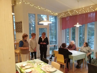 Posion syysretkellä 2018, Hilkka Naakalle luovutetaan Suomen Lottaperinneliiton ansiomerkki. Mukana oli myös Irma Törnström.