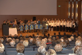 Rautiosaaren koululaiset, Lapin sotilassoittokunta säestää.