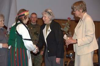 Ansiomerkki lotta Irja Junekselle, Suomen lottaperinneliiton puheenjohtaja Sirkka-Liisa Hollmen ja Helka Urponen.