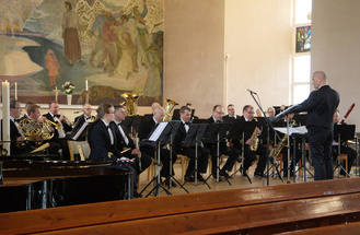 Lapin sotilassoittokunta johtajana Mikko Ojala.