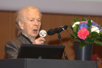 Utsjoelta lotta Eliina Niemistö lausuu runoa "Peili".