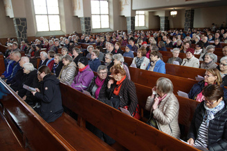 Kirkko lähes täynnä.