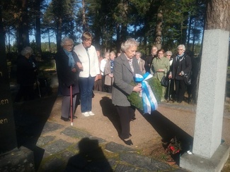 Lottajohtaja Fanni Luukkosen haudalla seppeleen lasku, lotat Alli Korva ja Saara Kyyhkynen sekä puheenjohtaja Helka Urponen