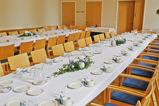 Juhlasali oli koristeltu sini-valkoisin kukkasin