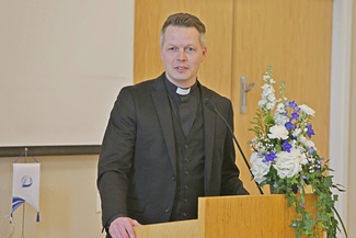 Rovaniemen seurakunnan vs kirkkoherra Ilari Kinnunen toi tervehdyksen yhdistykselle