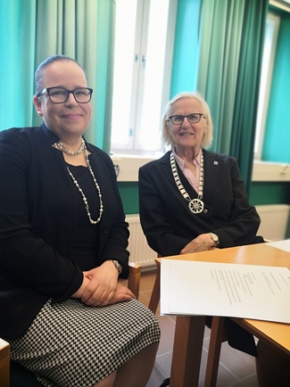 Aluehallintoviraston ylijohtaja Kaisa Ainasoja Maija Fredriksonin seurassa