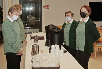 Sotilaskotisisaret järjestivät kahvituksen seurakuntakeskuksessa