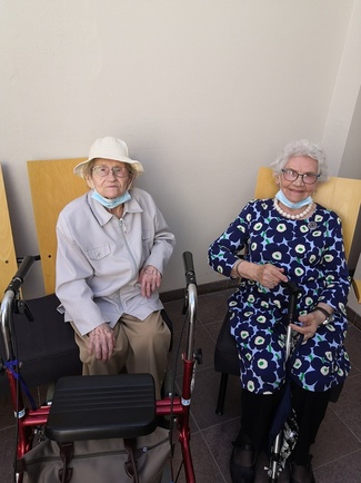 Lapin Maakuntamuseon näyttelyssä pikkulotta Tyyne Fredriksson ja pikkulotta Bertta Niemi. Kuva Helka Urponen