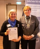 Marja-Leena Laitinen vastaanotti tunnustuksen. Kuvassa myös Lottaperinneliiton puheenjohtaja Merja Nieminen.