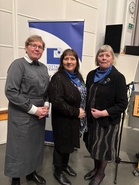 Suomen Lottaperinneliiton puheenjohtaja Merja Nieminen (vas.), kirjailija Sari Pohjanen ja Lapin Lottaperinneyhdistyksen puheenjohtaja Marja-Leena Laitinen.