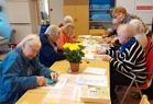Kemijärven kerholaiset askartelemassa mosaiikkitauluja.